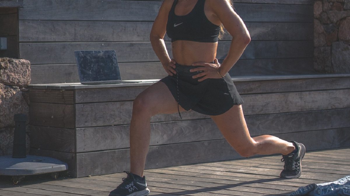 corpo mente exercício isómetricos isometria atividade física treino mulher