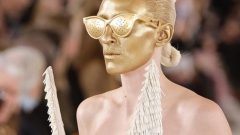 amamentação bastidores semana da moda de paris Schiaparelli