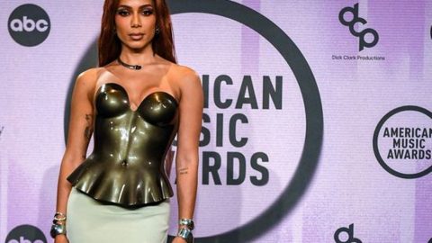 Anitta reforma música atriz