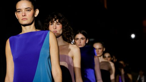 semana moda paris vestidos azul cobalto Pierra Cardin