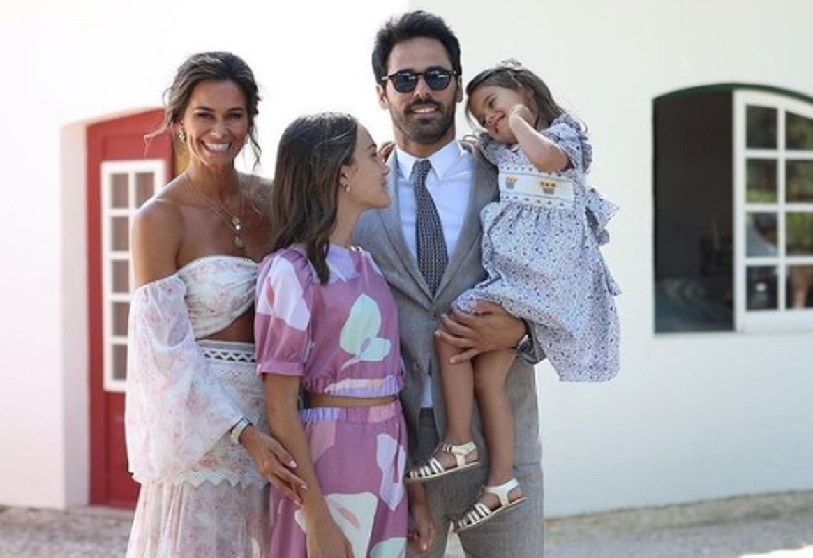 ClÁudia Vieira com o companheiro João Alves e as filhas da atriz: Maria e Caetana [Fotografia: Instagram/Cláudia Vieira]