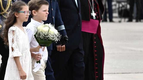 , José e Margarida, ambos de sete anos, foram os primeiros jovens a conhecer Papa Francisco, na chegada a Portugal Papa Francisco JMJ