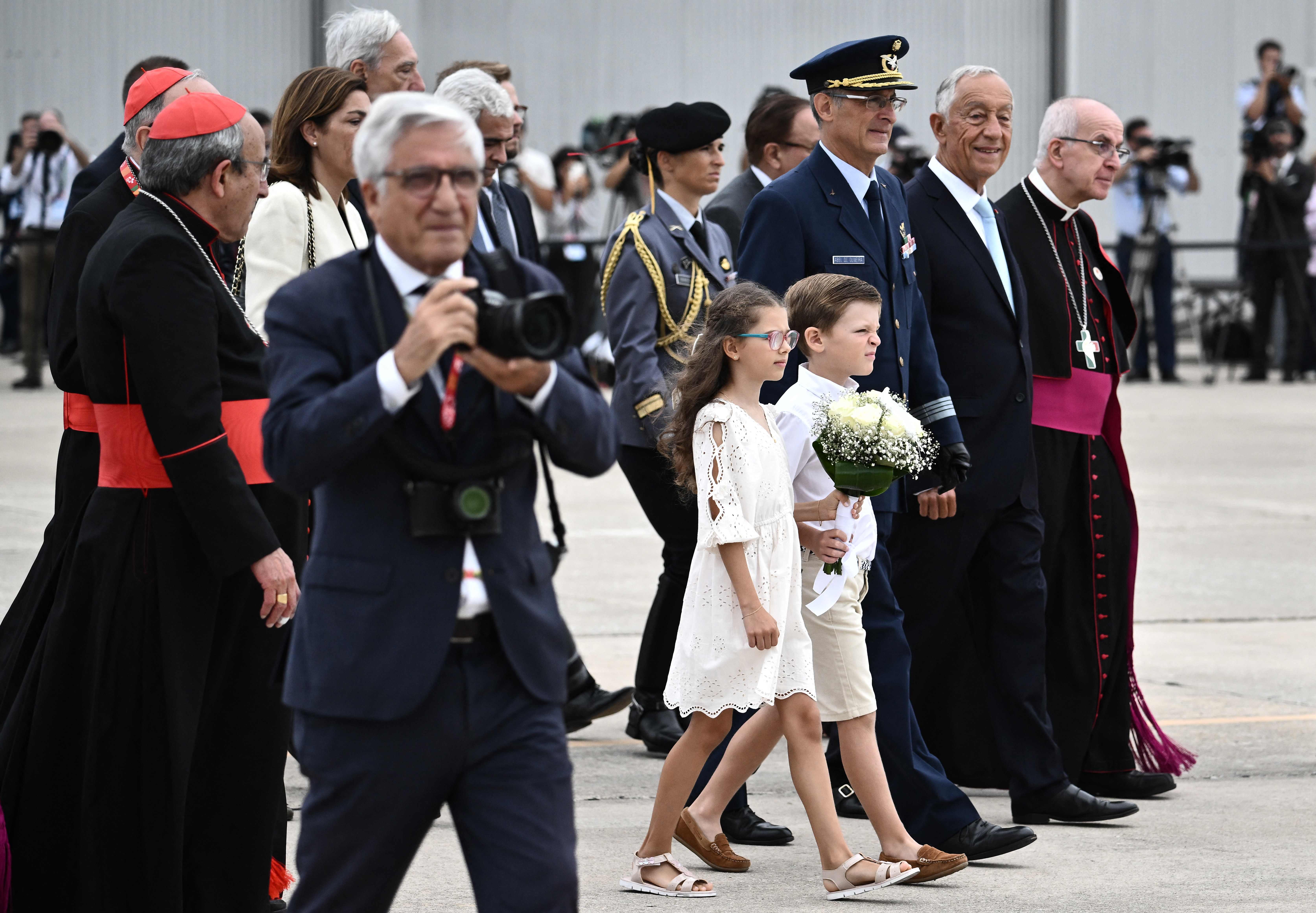 , José e Margarida, ambos de sete anos, foram os primeiros jovens a conhecer Papa Francisco, na chegada a Portugal Papa Francisco JMJ