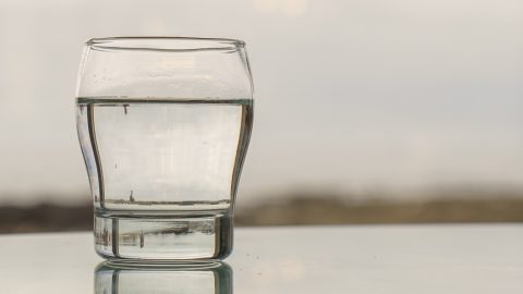 copo de água gelo cobrar cafés
