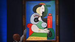 Quadro de Picasso 'Mulher com Relógio', que atingiu o segundo valor mais alto da obra do pintor a leilão [Fotografia: ANGELA WEISS / AFP]