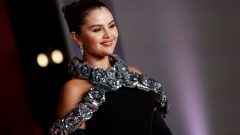 Selena Gomez Rare Beauty produtos corpo mãos