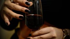 vinho mulheres consumo binge excesso rápido massivo