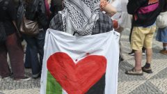 Participantes na manifestação "Abril pela Palestina", organizada pela Plataforma de Solidariedade com a Palestina, no dia em que se cumprem seis meses da guerra na faixa de Gaza, na praça do Município, em Lisboa, 7 de abril de 2024. [Fotografia: MIGUEL A. LOPES/LUSA]