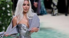 Kim Kardashian casacos malhas malhinhas cardigãs MET Gala frio súbito